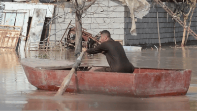 فيديو: زورق صغير ينقذ ضحايا السيول في “بلد”.. غرق 70 منزلاً وتلف كثير من المحاصيل