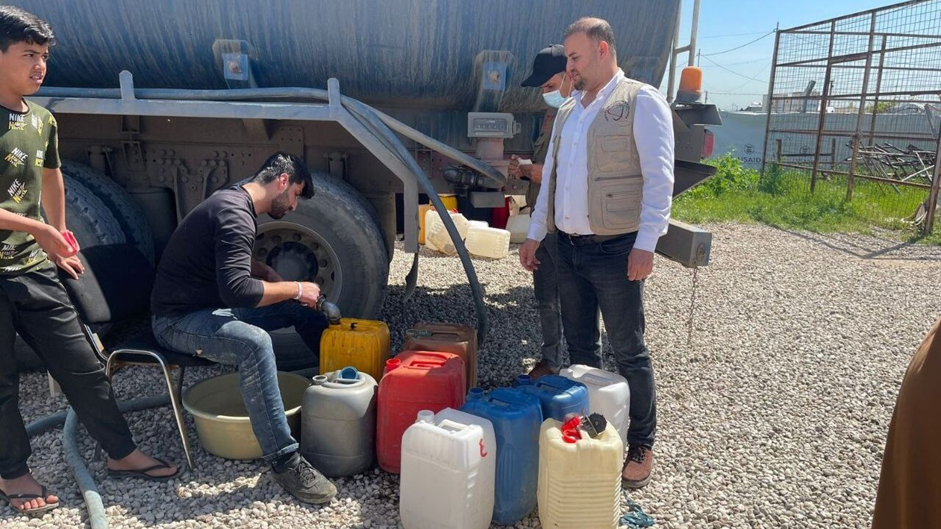 الهجرة توزع النفط الأبيض لـ 360 أسرة نازحة بمخيم حسن شام في أربيل