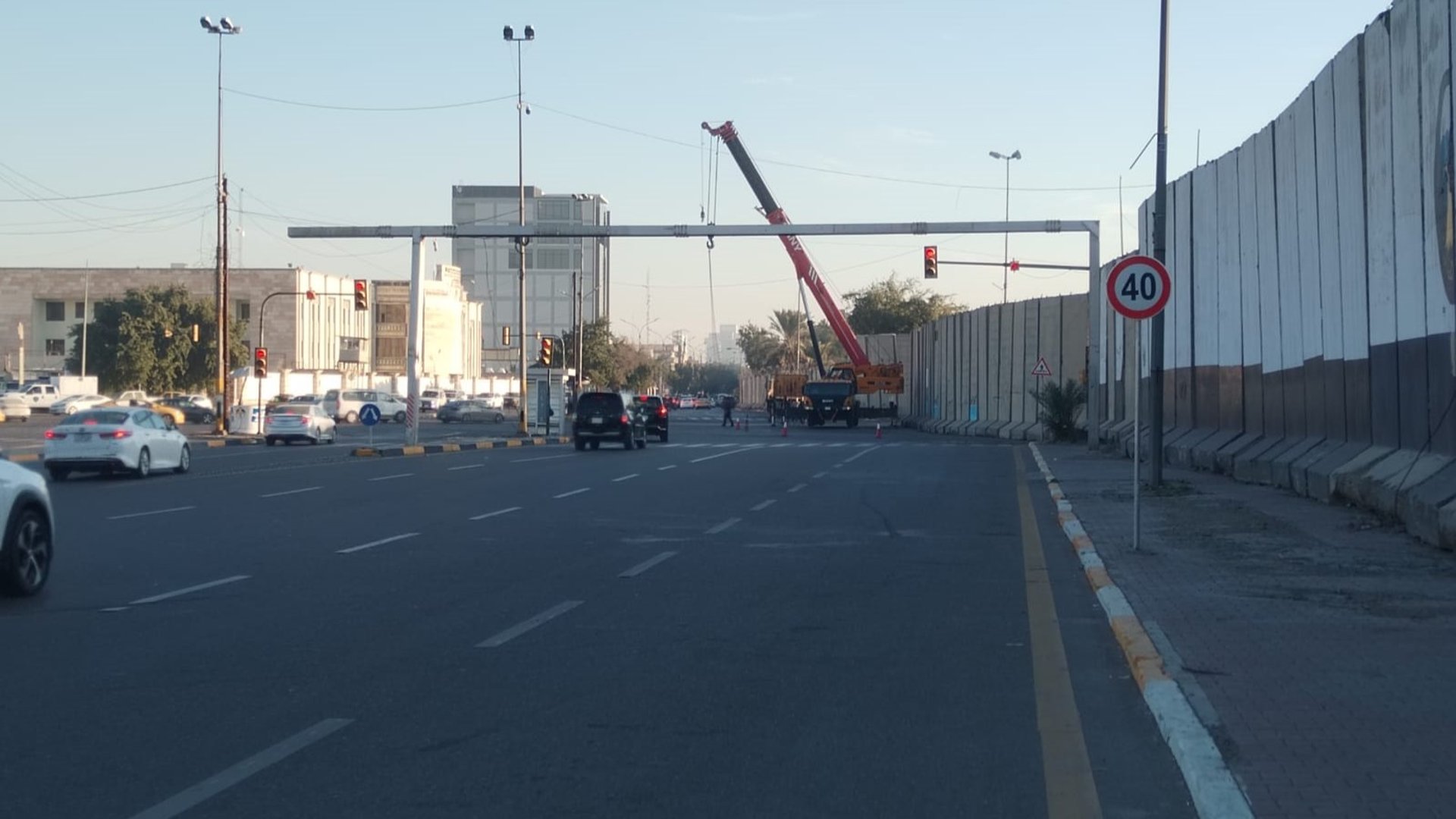 قوات الأمن تفتح مدخلاً جديداً للمنطقة الخضراء.. الطريق سالك لتقاطع الخرطوم قريباً