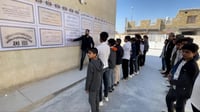 صور: مدرّس شاب في سوق الشيوخ رسم 8 أنواع من الخط العربي ع...