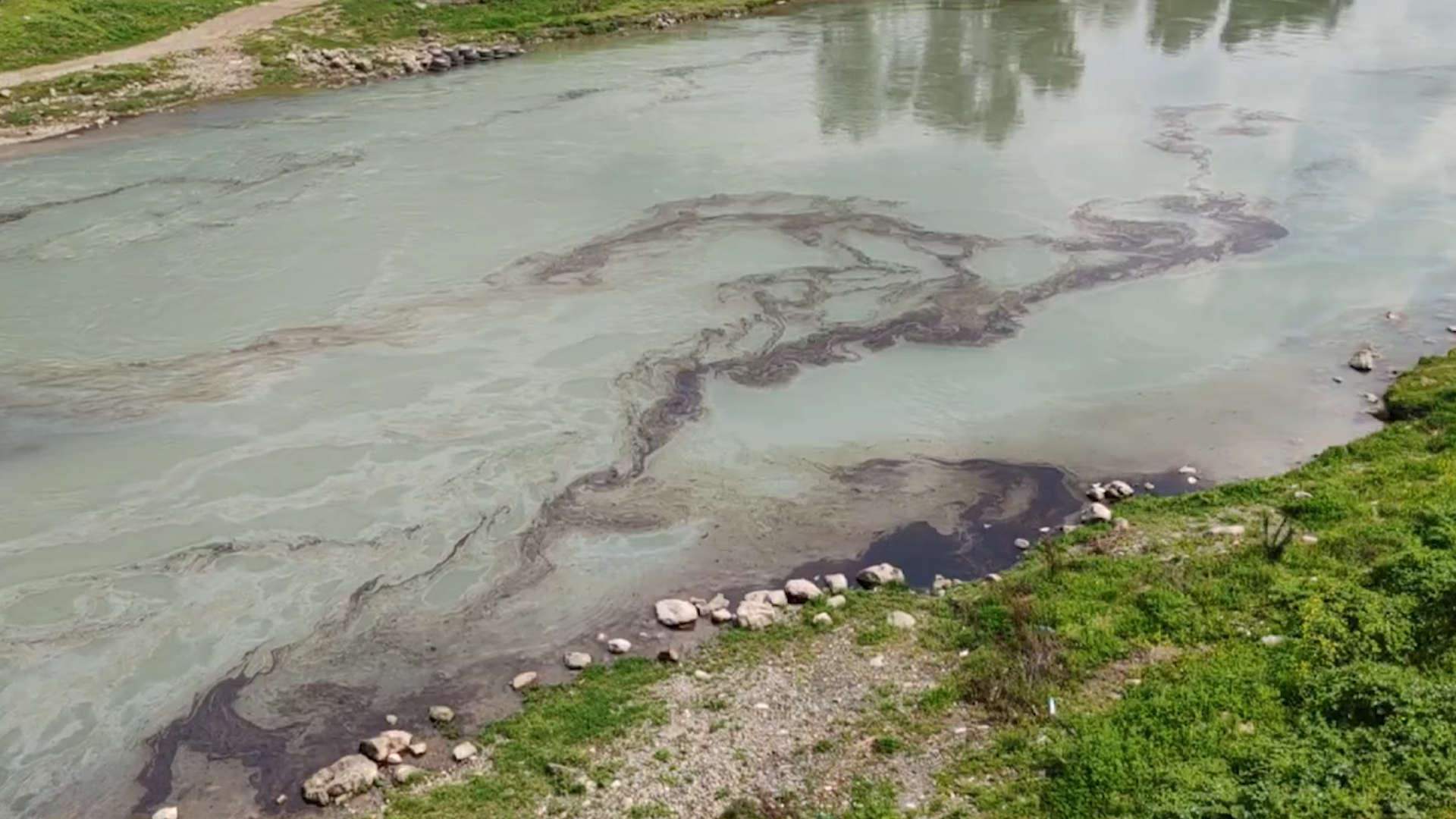 فيديو: تسرب النفط إلى بحيرة دوكان لن يؤثر على مياه الشرب.. تعليق على حادث صهريج