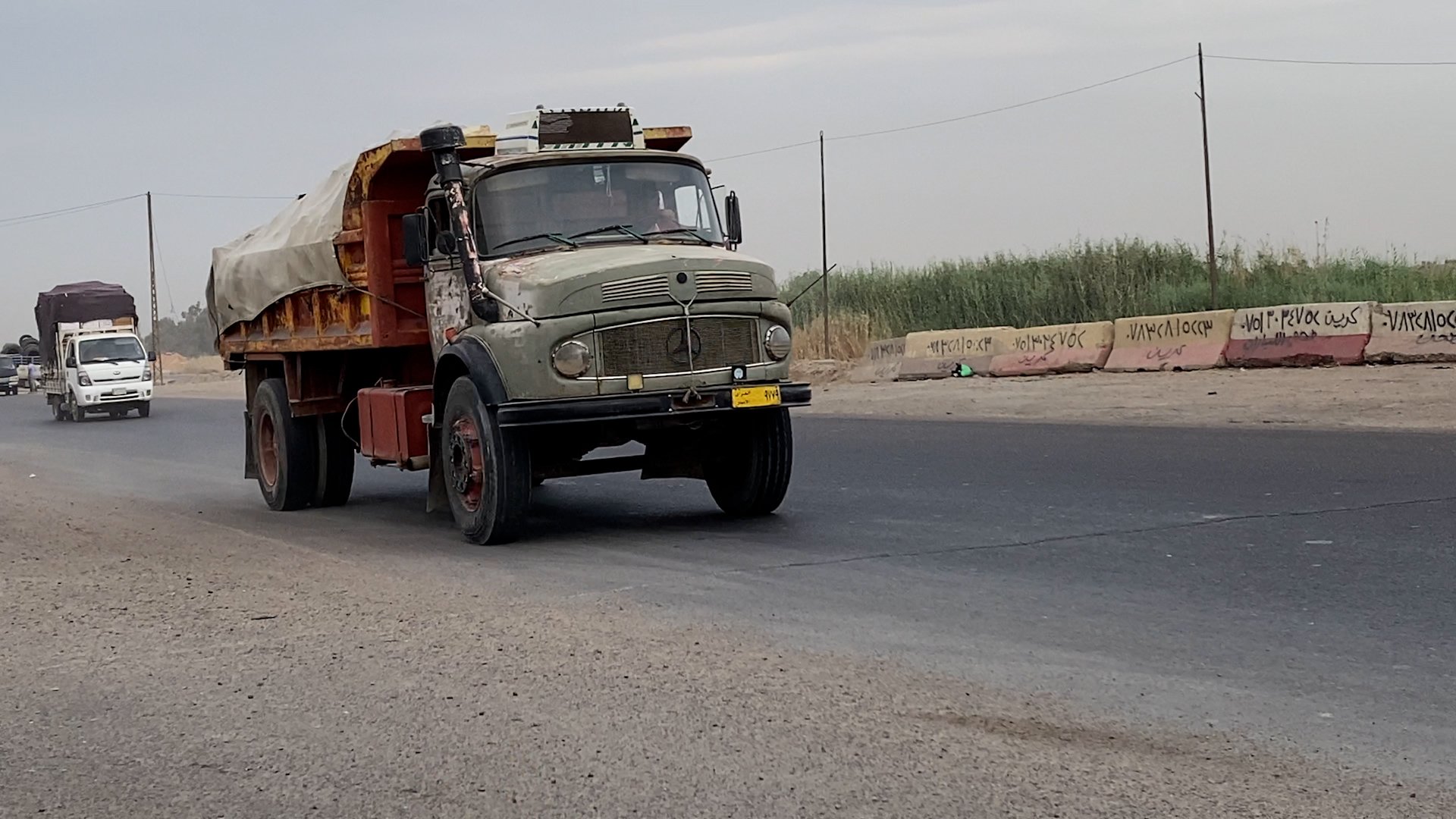 964 توثق مشاهد من استدارات الموت على سريع أبو غريب.. تجاوزات عنيدة تؤخر العمل