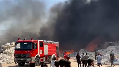 شاهد: “النيران مستعرة وتتسع”.. حريق كبير بمصانع البلاستك في كربلاء