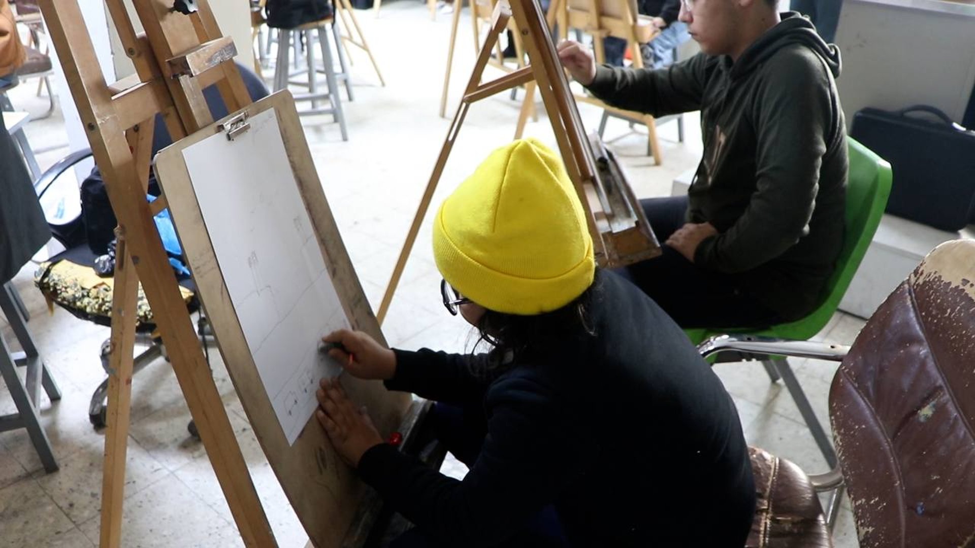 صور: 15 من أطفال الكوت الموهوبين يجربون المحاضرات والرسم في كلية الفنون