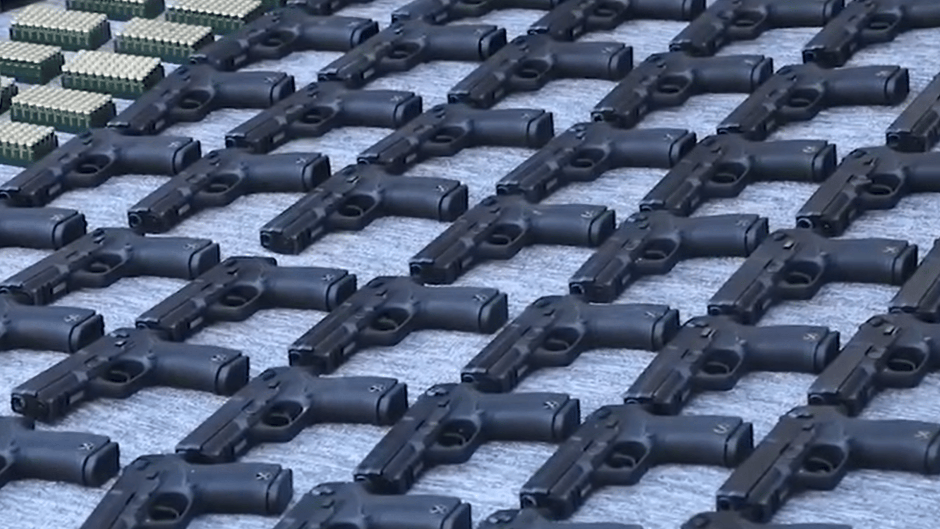 فيديو: 5 تجار أسلحة يسقطون بيد السلطات مع مئات المسدسات والرشاشات والذخائر