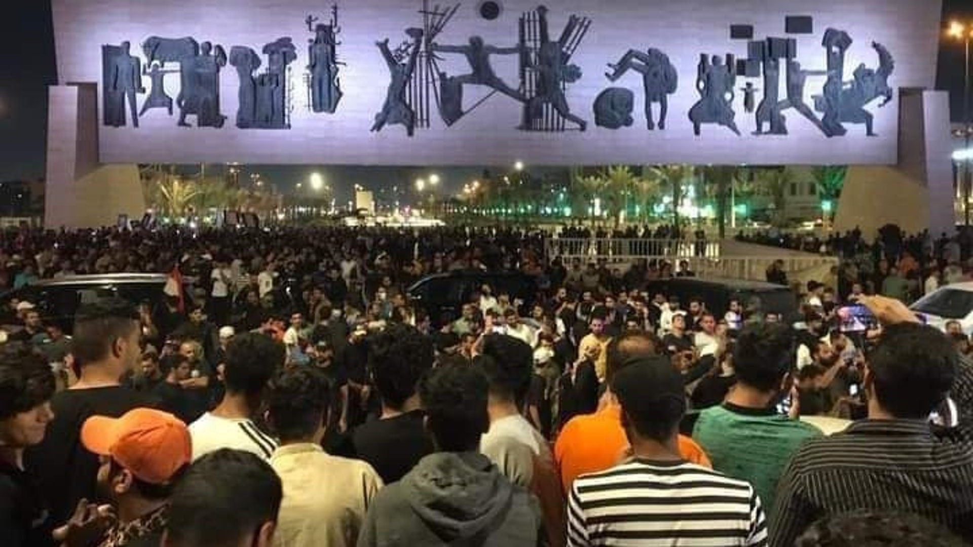 ساحة التحرير امتلأت بالصدريين (فيديو)