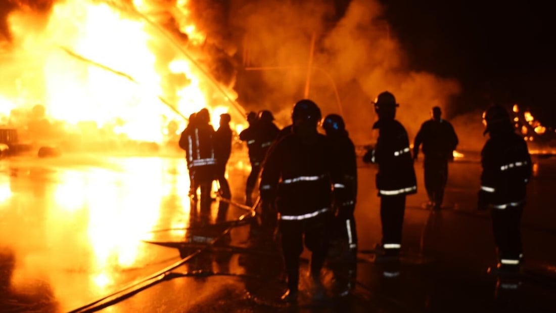 صور من حريق معمل الإسفنج في الشعلة.. أخمدته فرق الدفاع المدني