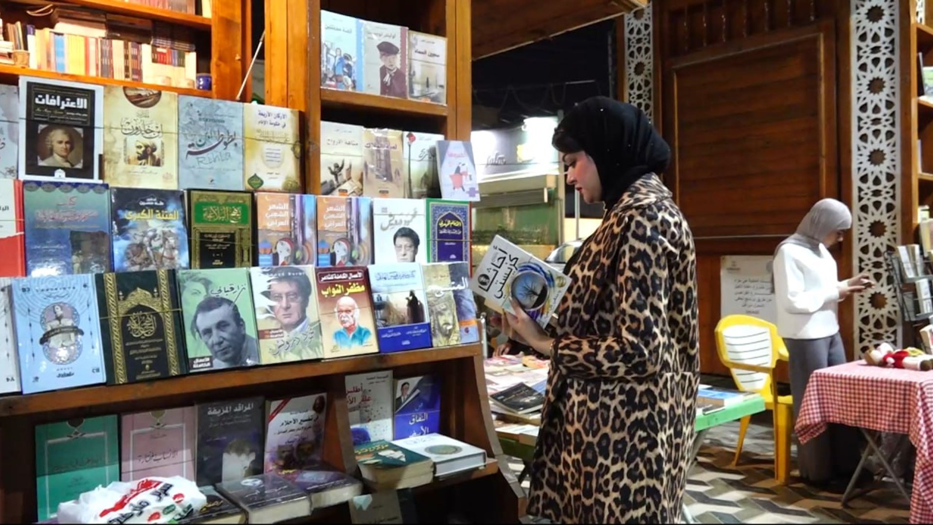 فيديو: مطبوعات الكويت تفاجئ سوق الكتاب في البصرة مع عشرات العرب في مهرجان المربد