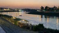 فيديو من الليل تحت جسر باب المعظم.. صيّاد حائر: سمك دجلة ...
