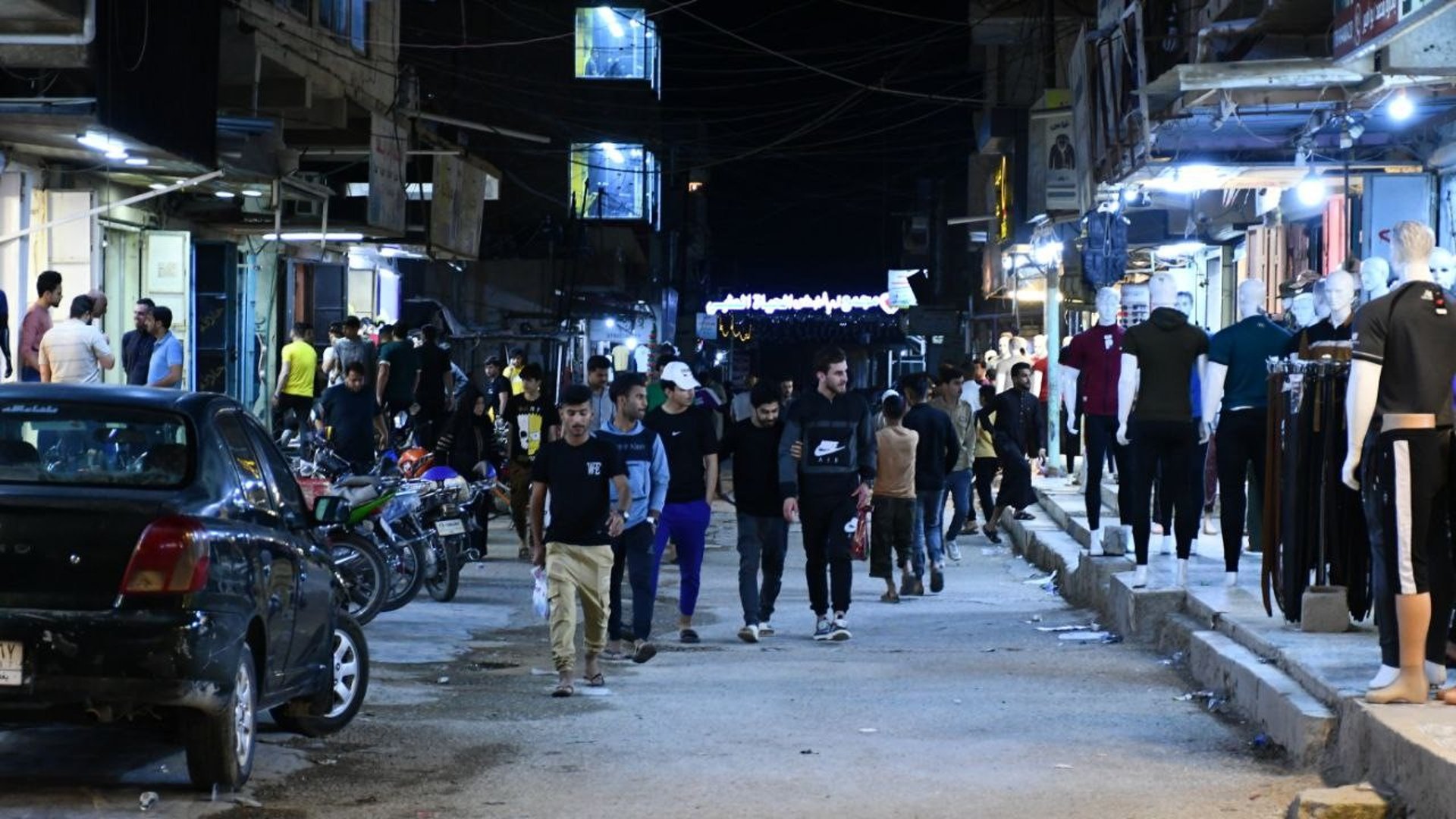 صور: الشرطة تنتشر في مدينة القائم.. أسواق مزدحمة حتى منتصف الليل أواخر رمضان