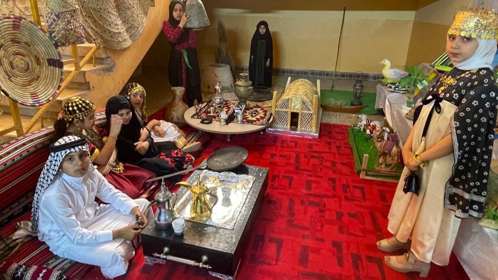 أطفال البصرة رسموا المرجع السيستاني والمهندس وباسم الكربلائي ونجمات الإنمي (صور)