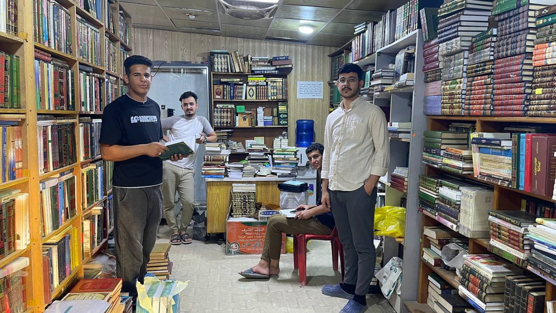 استغاثة بشباب مدينة الصدر: لولا مواقفكم لتهدمت المكتبة بقرار الأمانة (صور)