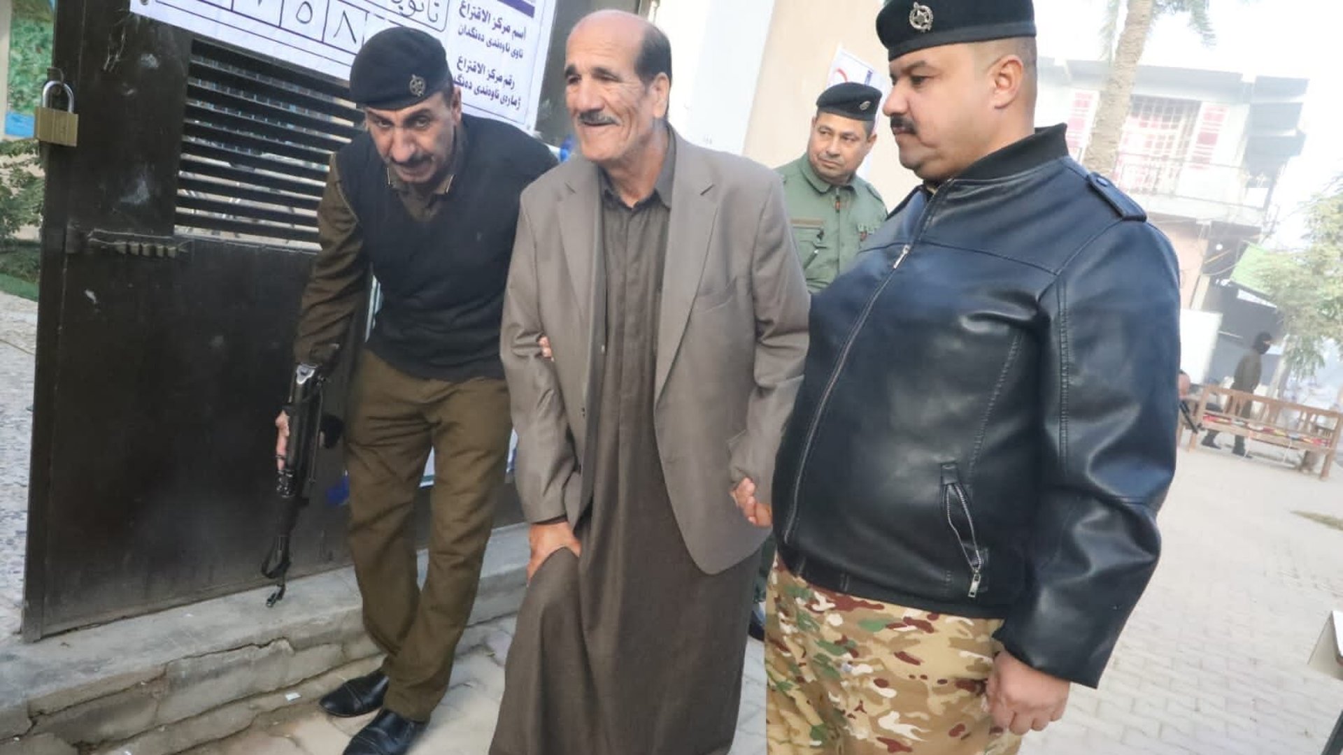 بعض الأهالي وصلوا باكراً.. صور من الاقتراع العام في الديوانية
