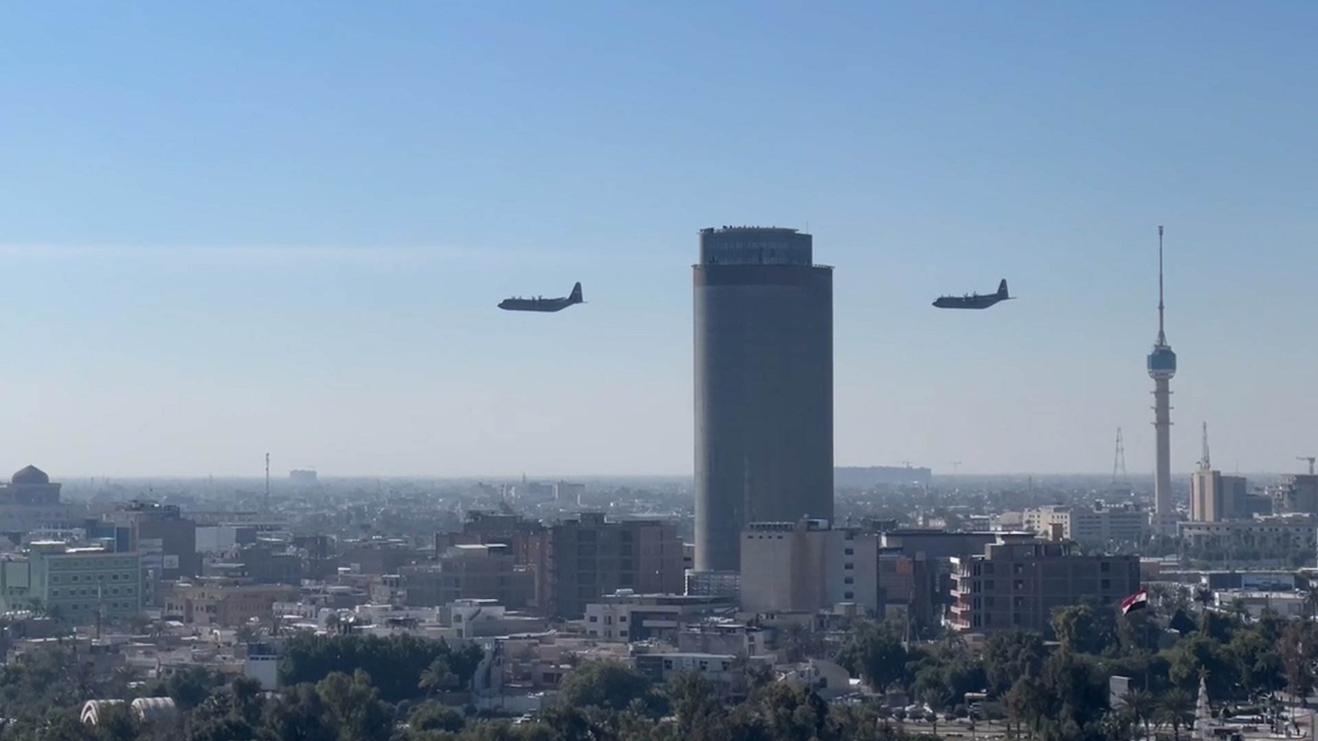فيديو: طائرات الجيش تحلّق في سماء بغداد احتفالاً بعيده الـ103