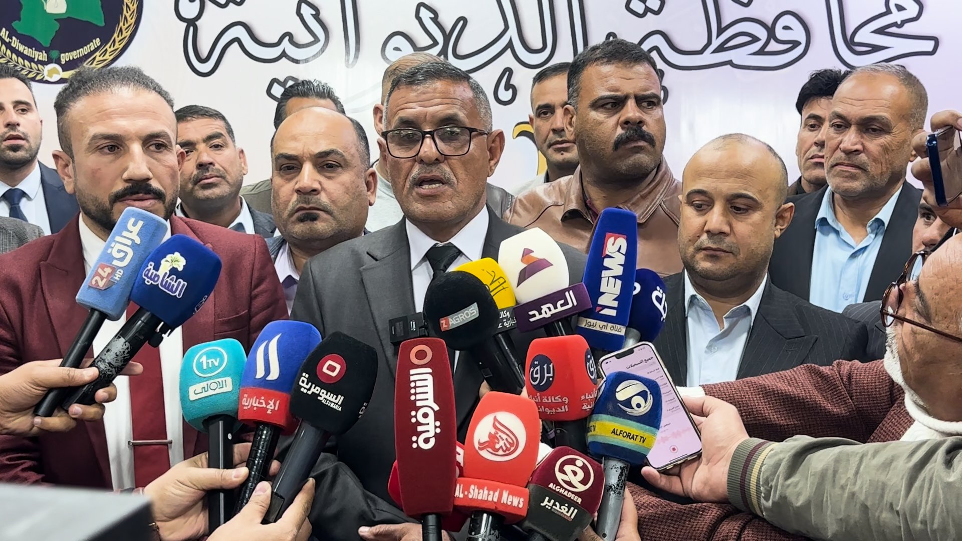 الديوانية: رئيس السن يقول للصحفيين إنه لن يخوض في التفاصيل.. رفعت الجلسة (فيديو)