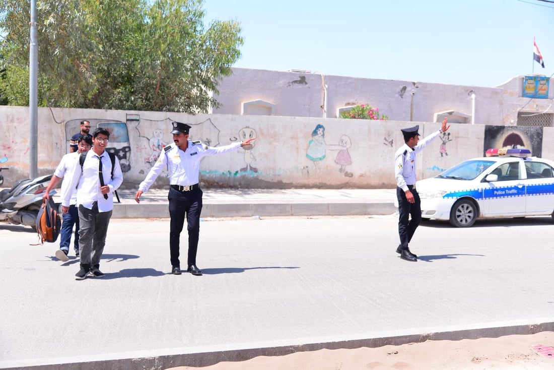 انتشار للمرور قرب المدارس في ذي قار لضمان عبور التلاميذ دون حوادث (صور)