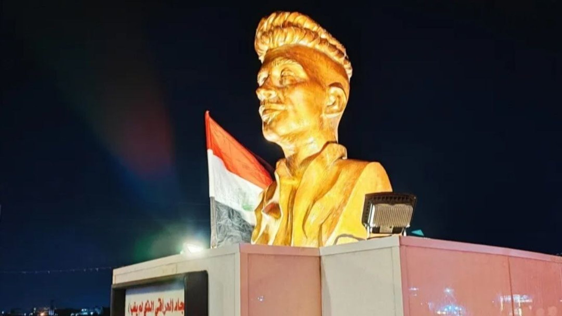 صور: إزاحة الستار عن تمثال للمتظاهر المختطف سجاد العراقي