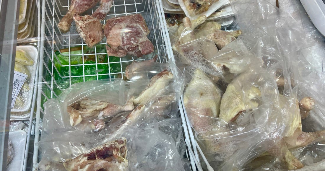 صور: لحوم الكفيل المجمدة في شمال البصرة بدلاً عن اللحم العراقي.. بثلث السعر