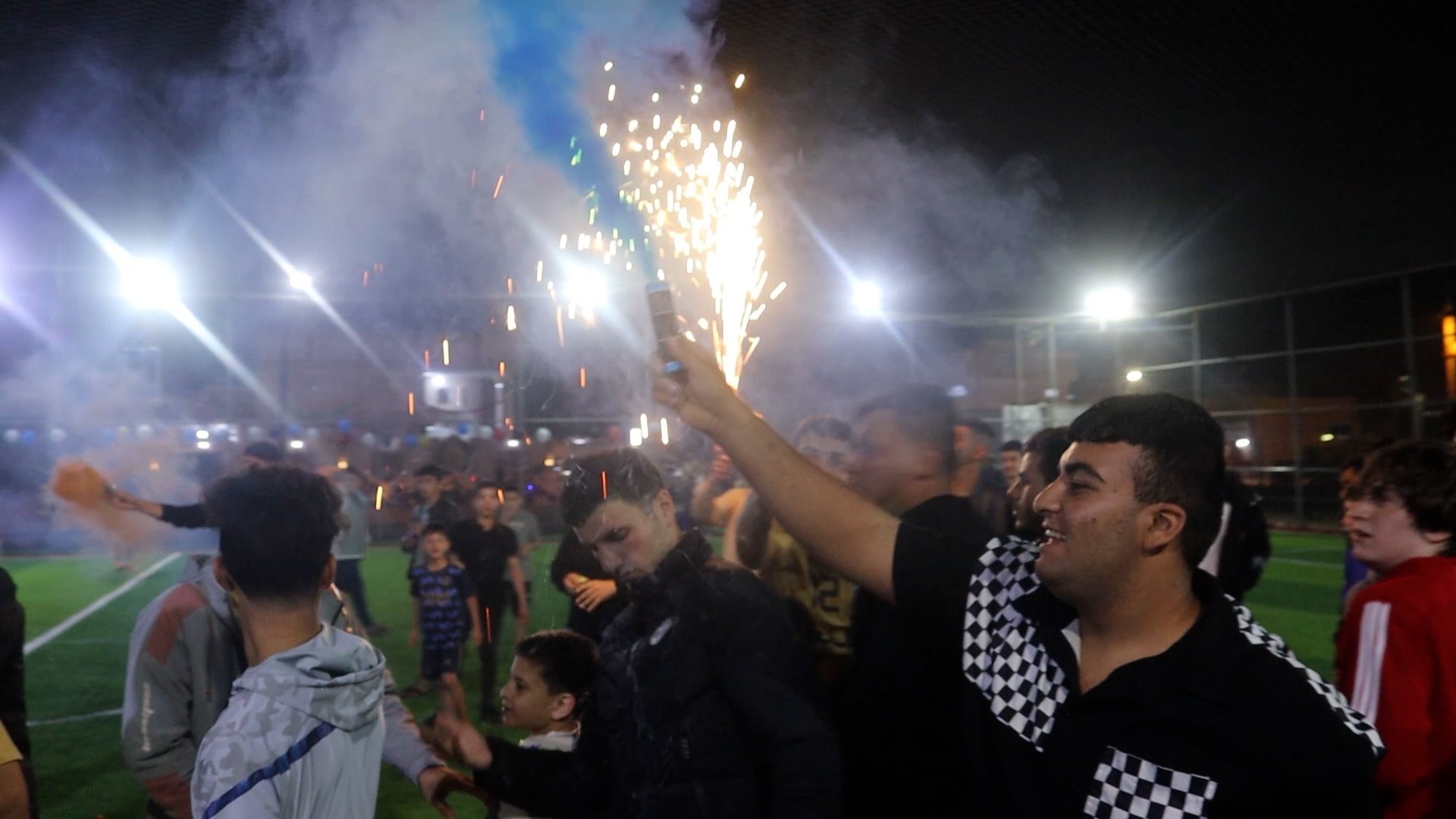 ملعب السلام يشتعل حماساً في نهائي بطولة كأس بلد لكرة القدم الشعبية