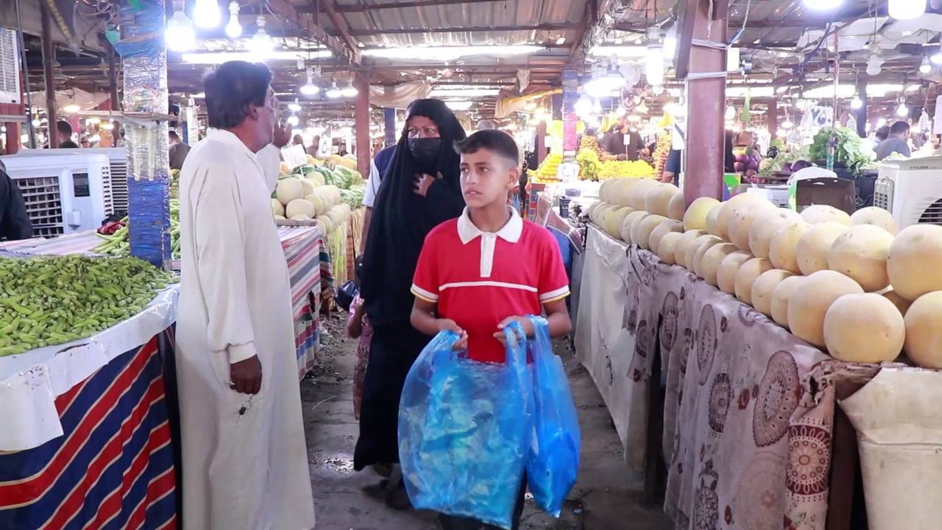 أطفال الكوت "يقطّعون السمك" ويدفعون العربات مع حلول العطلة الصيفية.. شهادات محزنة