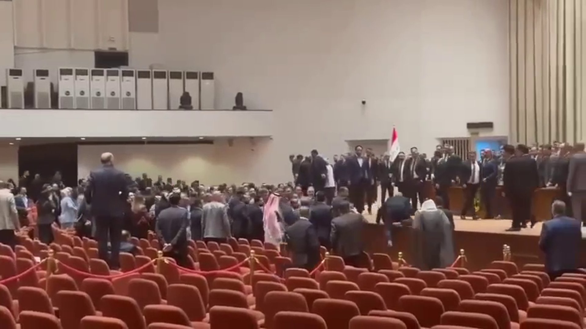 فيديو أوضح من داخل البرلمان يكشف كيف بدأت المعركة.. أحمد الجبوري قفز للمنصة