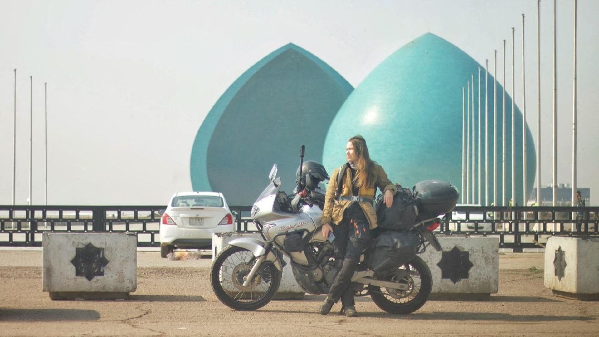 (صور) فتاة سويدية تنسى إيران في بغداد رغم متاعب الفيزا.. بدراجة من القطب الشمالي