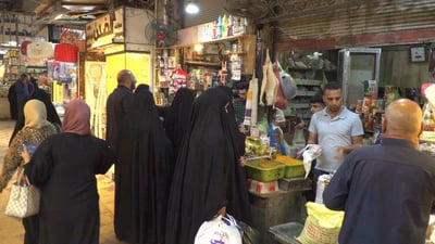 صور من أسواق المسيب قبيل رمضان.. السيدات منشغلات بتحضير الخلطات و”بهارات الجدر”