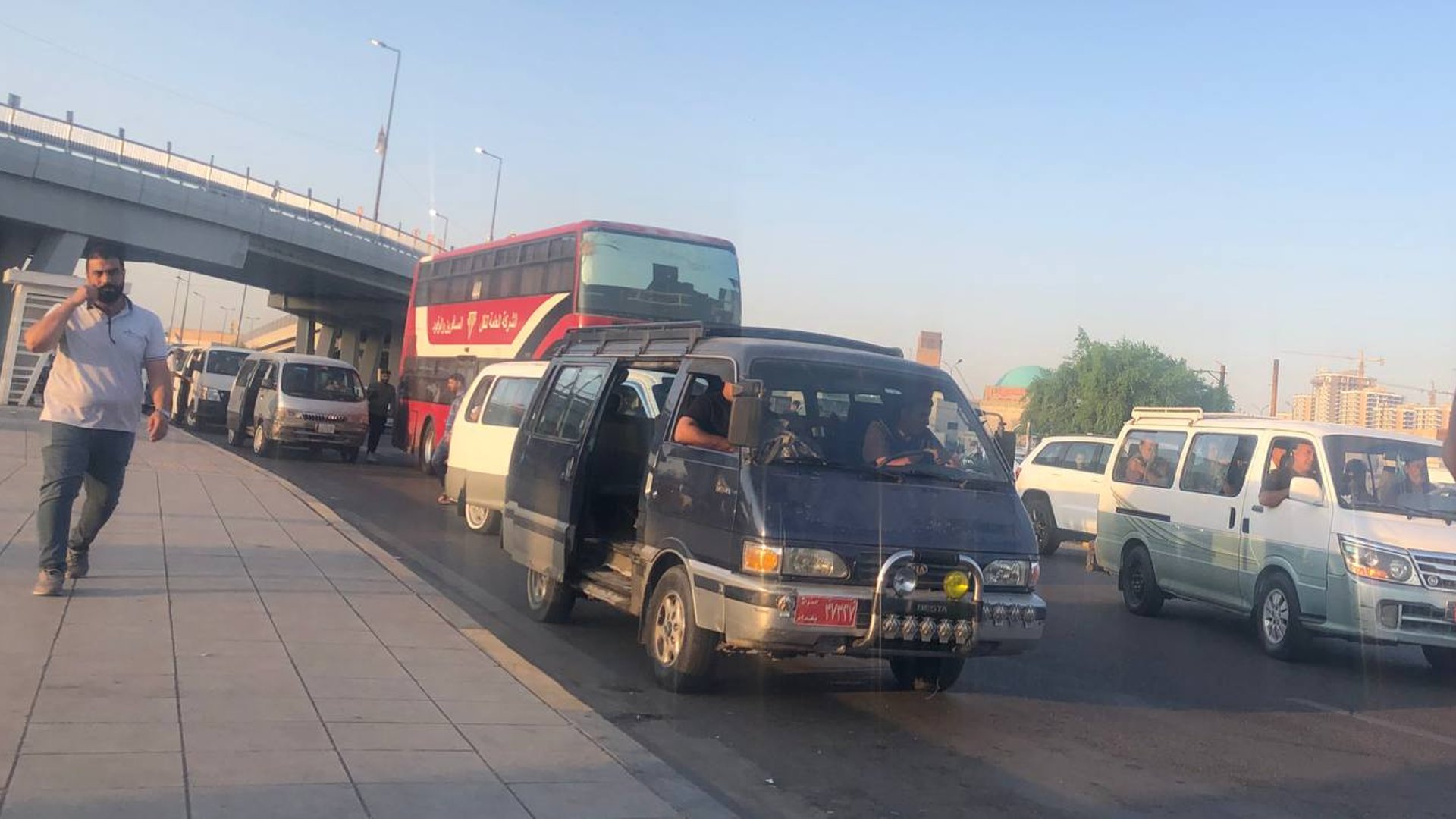 لماذا يهرب سواق الكيات من موظفي الجباية؟ جولة مصورة من كراجات بغداد
