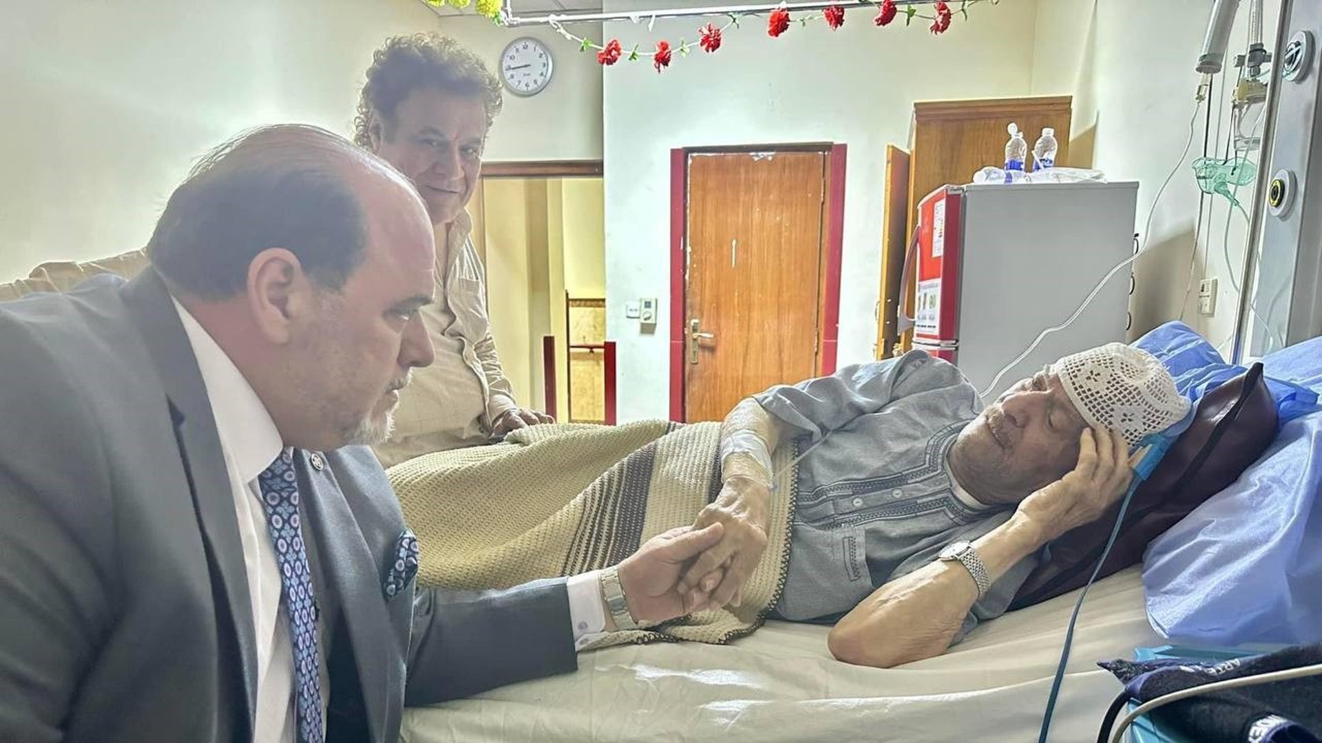 ما هي ديانة ياس خضر وكم عمره