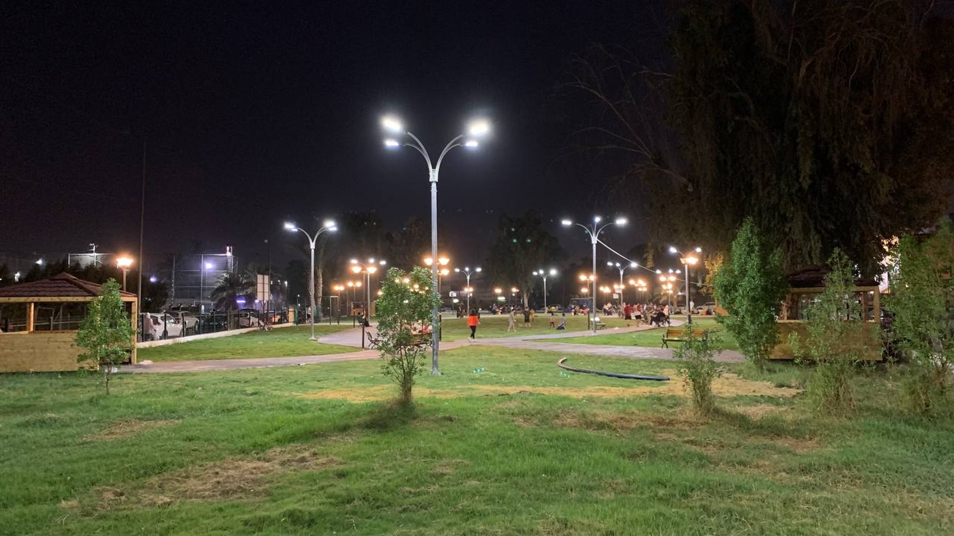 صور من ليل اليرموك لحديقة الروابي الجديدة.. 5 آلاف متر خضراء بعيداً عن صخب المطاعم