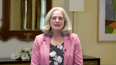 بـ “السترة الوردية”.. السفيرة الأميركية تهنئكم بالعيد (فيديو)