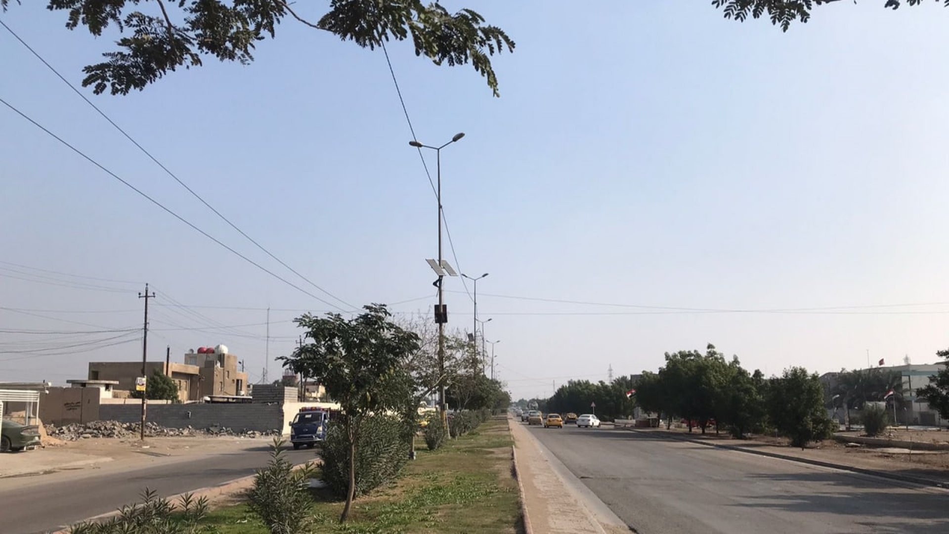 (صور) حي السلام البغدادي يسأل: لماذا يجري نصب إنارة جديدة رغم وجود الشمسية؟!