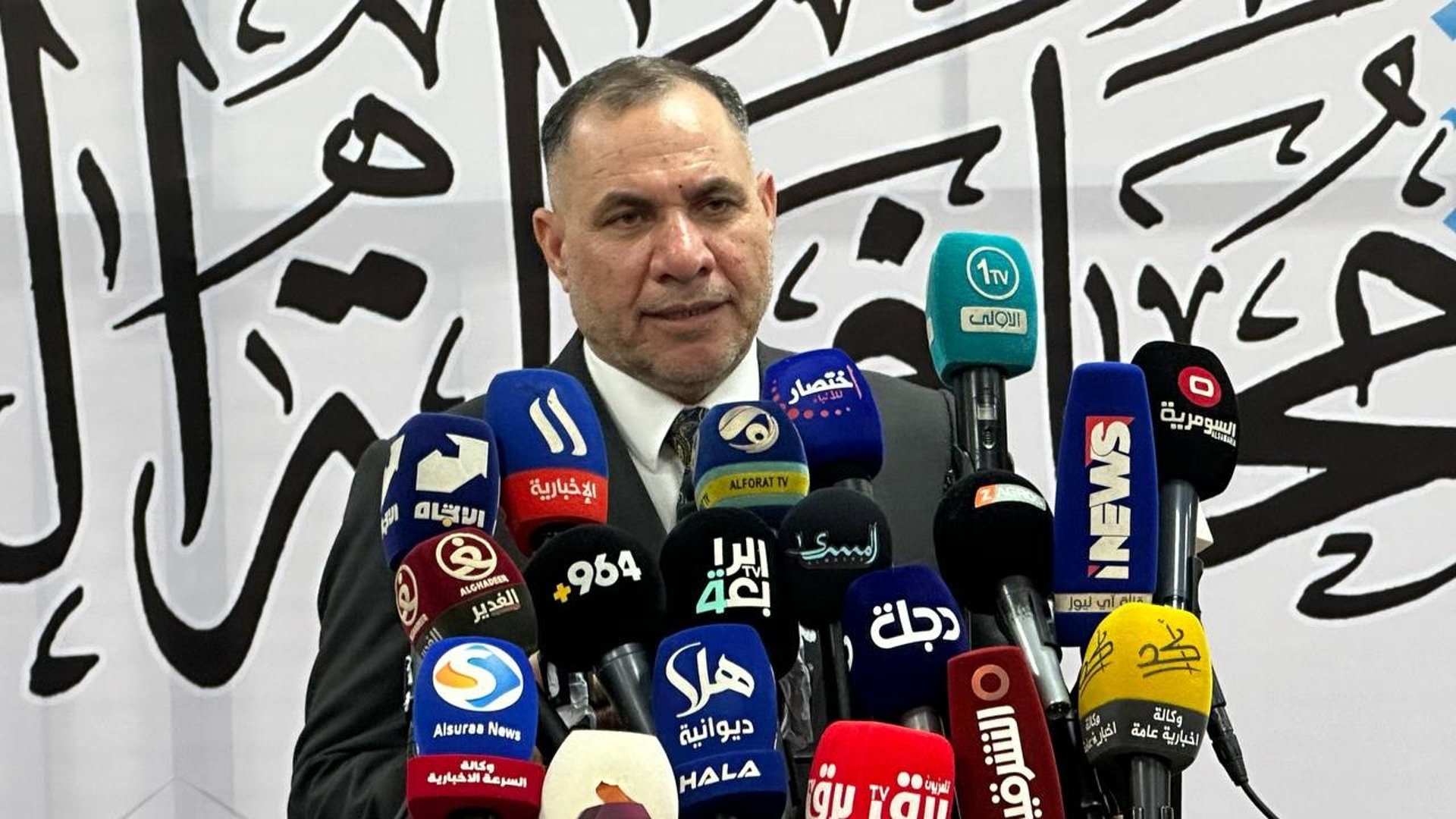 شاهد.. عباس الزاملي يتسلم مهام محافظ الديوانية: سنحارب الفساد ونوفر الخدمات