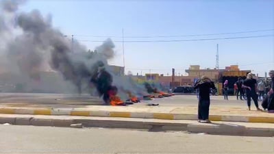 الناصرية: إحراق إطارات في “التضحية والفداء” للمطالبة بالمجاري قبل الشتاء (فيديو)