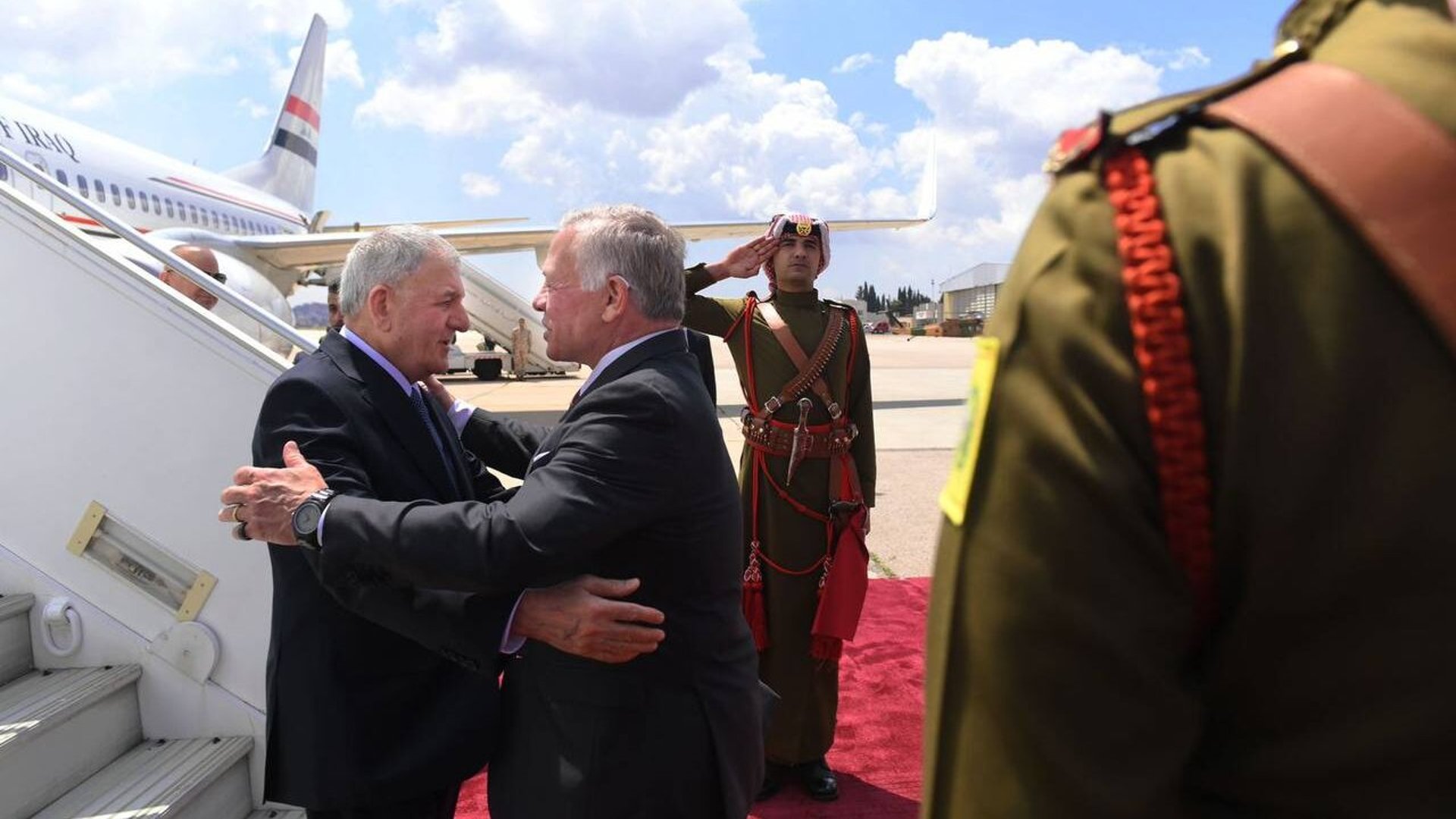 صور: ملك الأردن يستقبل الرئيس رشيد في مطار عمّان.. مراسم مهيبة وعزف وطني
