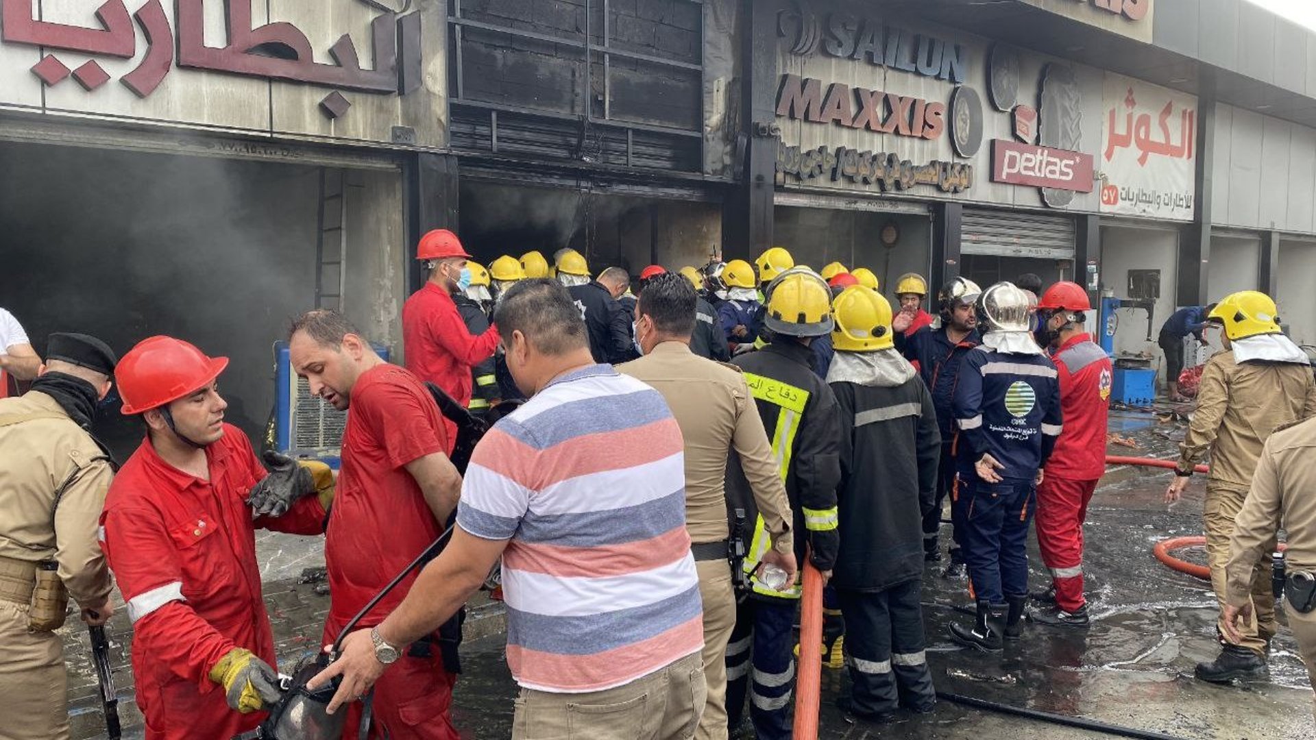 شاهد: الدفاع المدني يخمد حريقاً كبيراً في سوق الإطارات وسط كركوك