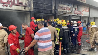شاهد: الدفاع المدني يخمد حريقاً كبيراً في سوق الإطارات وسط كركوك