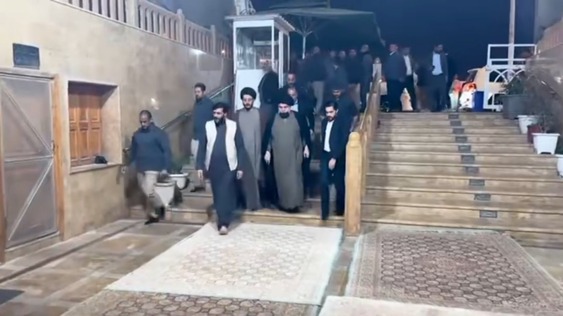 فيديو: الصدر يتجول في مسجد الكوفة بين الحشود ويقيم الصلاة