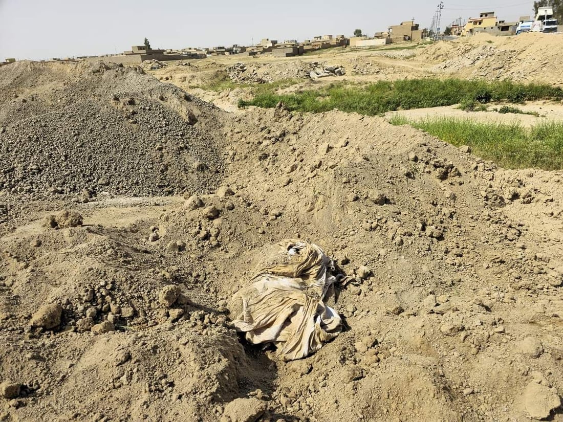 صور من سنجار: عمال البلدية يعثرون على المقبرة الجماعية الـ93