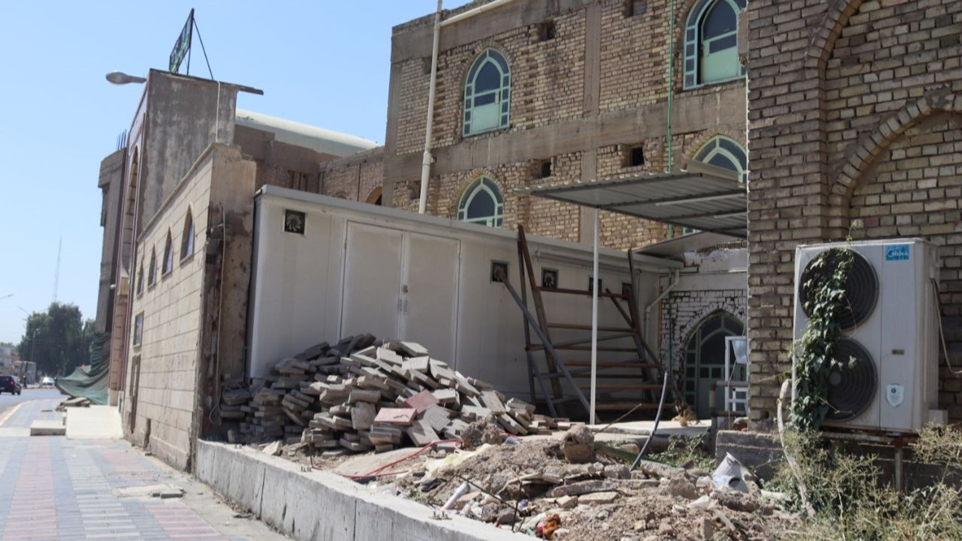 صور: ظهور مؤقت لقبر العلامة علي الوردي بعد إزالة صبات جامع براثا في بغداد »  +964
