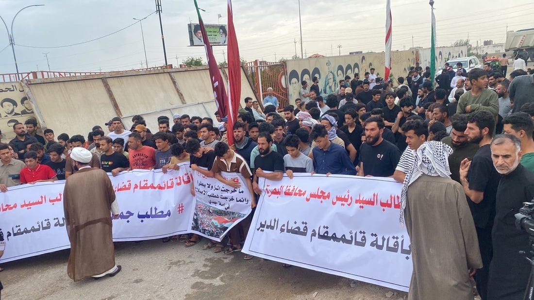 صور: الدير تكسر قرار إيقاف الاحتجاجات بتظاهرة كبيرة تطالب برحيل القائمقام