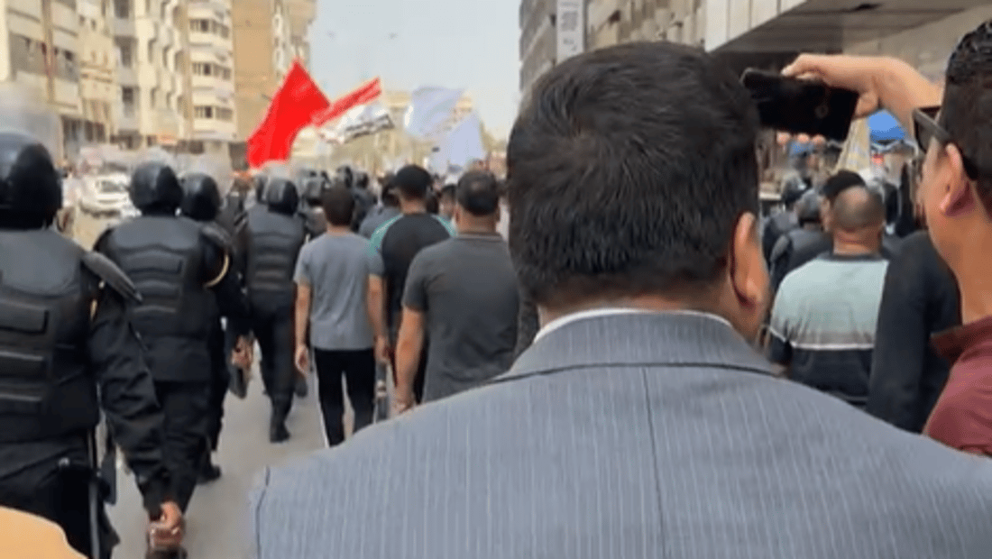 هادي السلامي يتوسط العمال في ساحة التحرير وسط هتافات مطلبية
