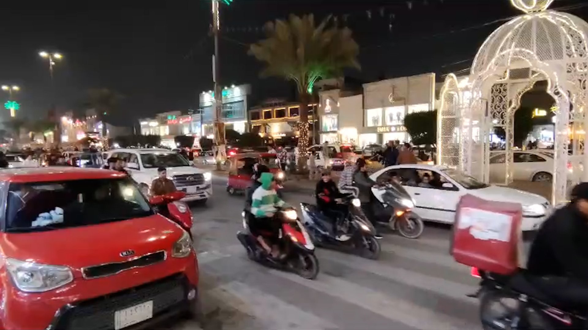 فيديو من كربلاء قبل قليل: احتفالات في شارع السناتر بفوز أسود الرافدين