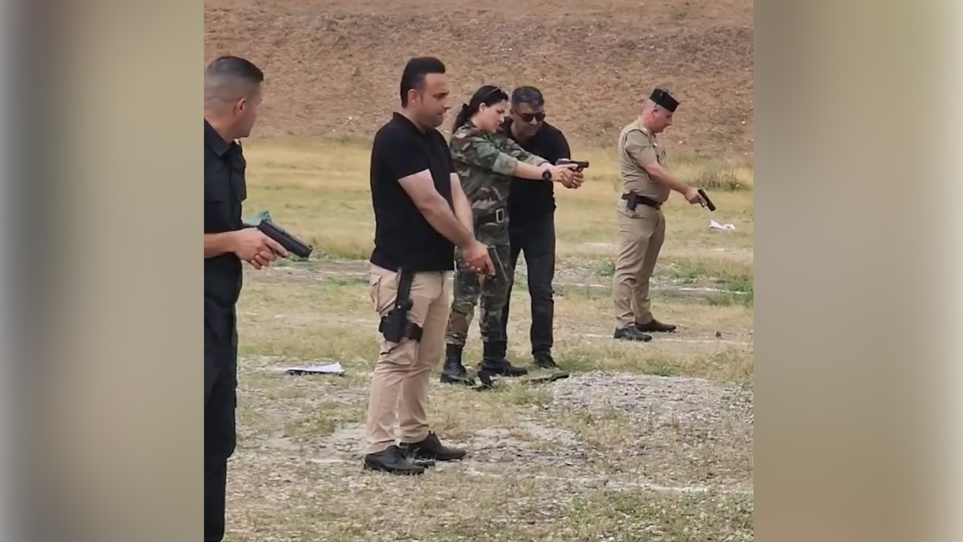 السليمانية: ضابطة تتفوق على 41 رجلاً في إطلاق النار بالمسدس!