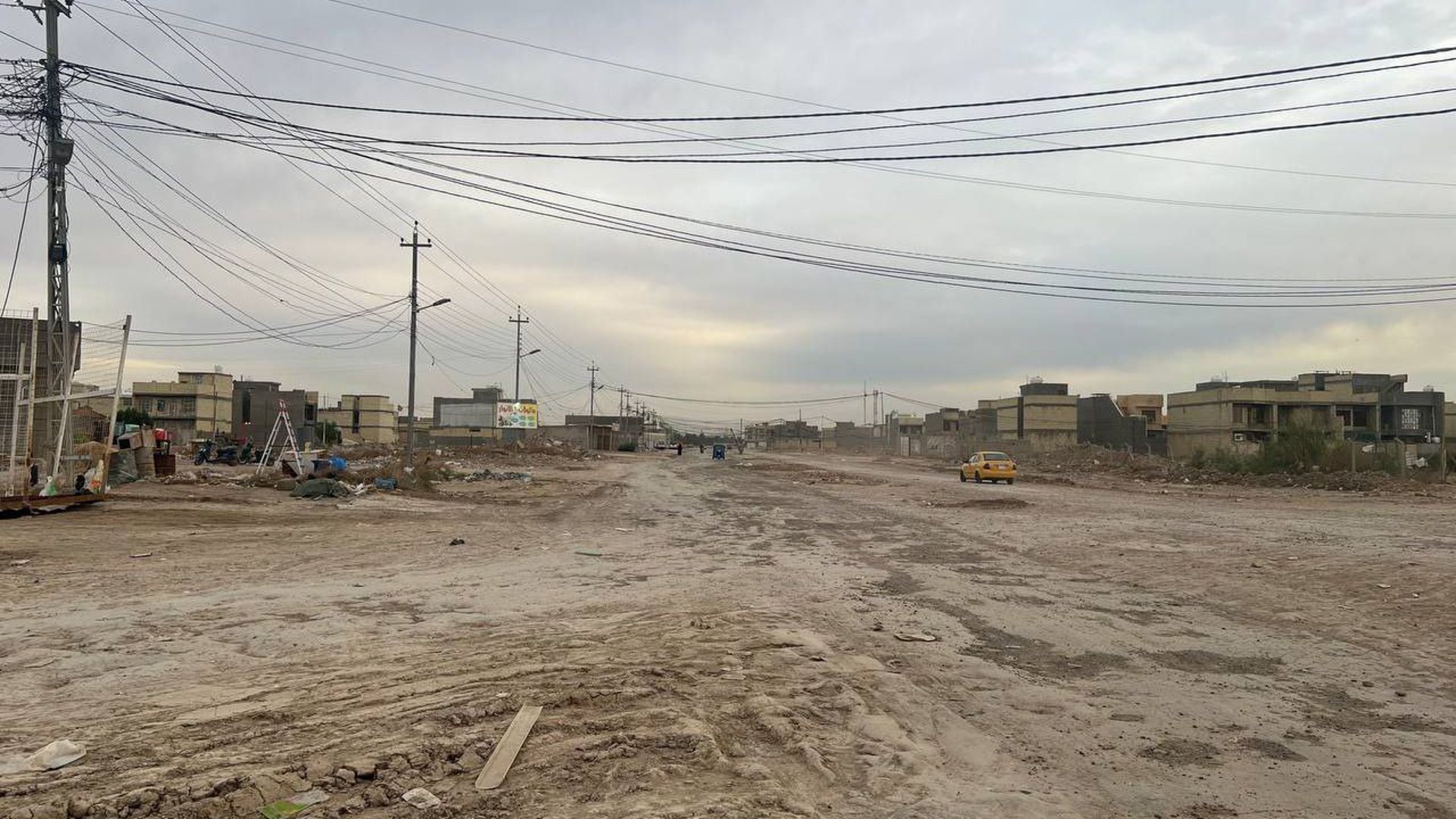 أمانة بغداد لسكان حي الأمانة في الزعفرانية: التبليط قادم.. انتظروا (صور)