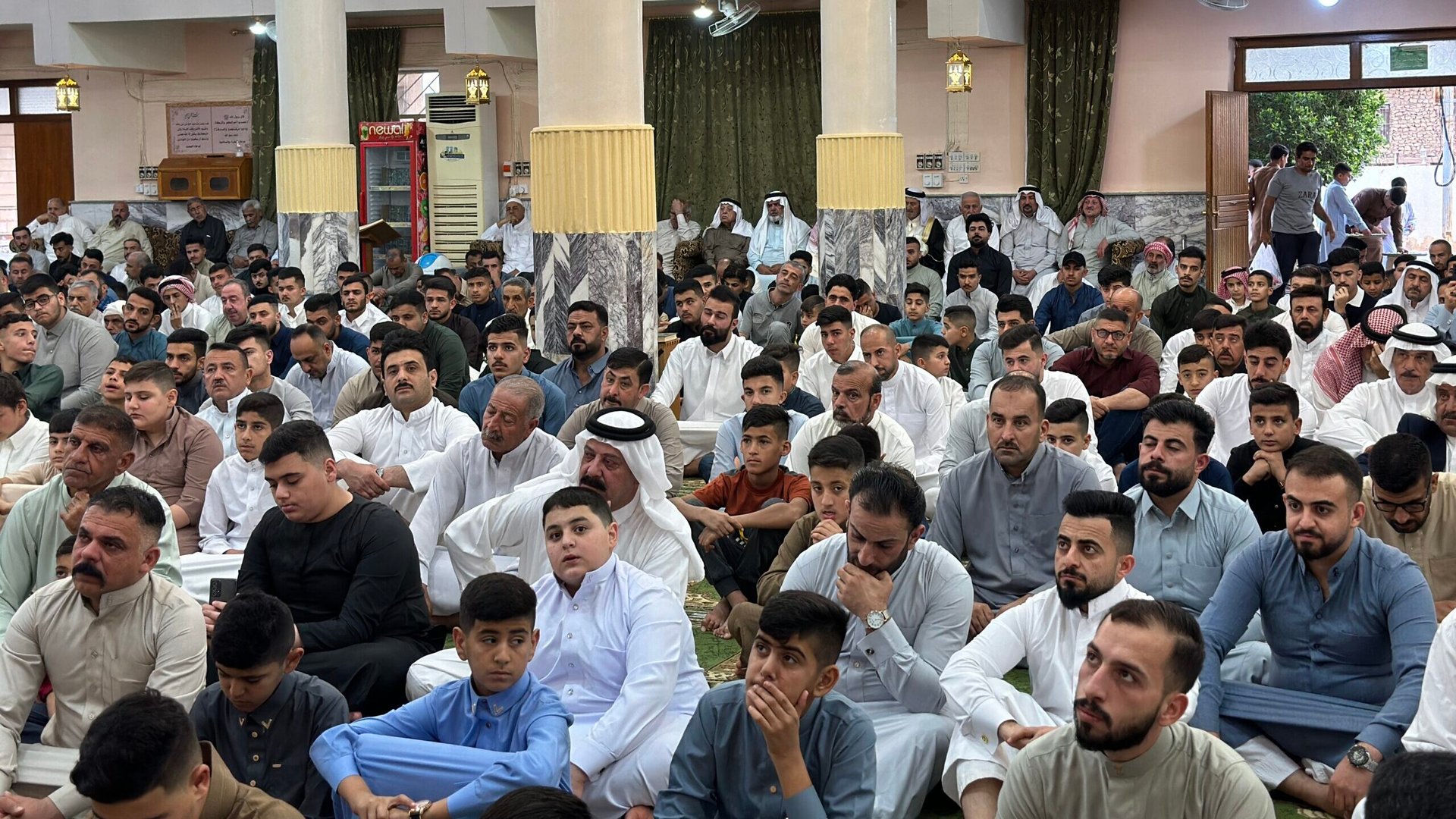 صور من حديثة: العشرات يؤدون صلاة العيد في جامع أحمد الرفاعي