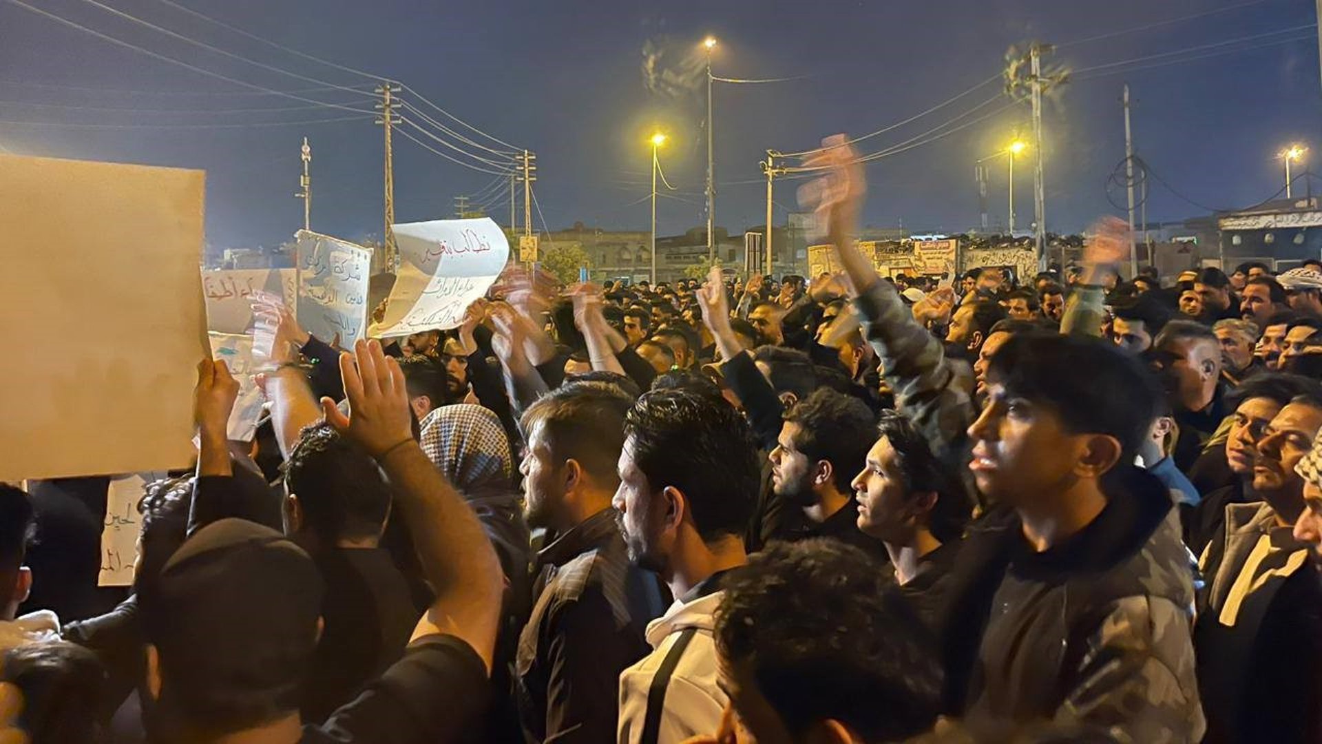 فيديو: تظاهرة ليلية في القرنة احتجاجاً على تلكؤ مشروع المجاري