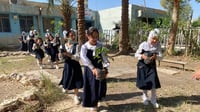 صور: الناصرية تدرّس بناتها العلوم في حديقة المدرسة.. زر...
