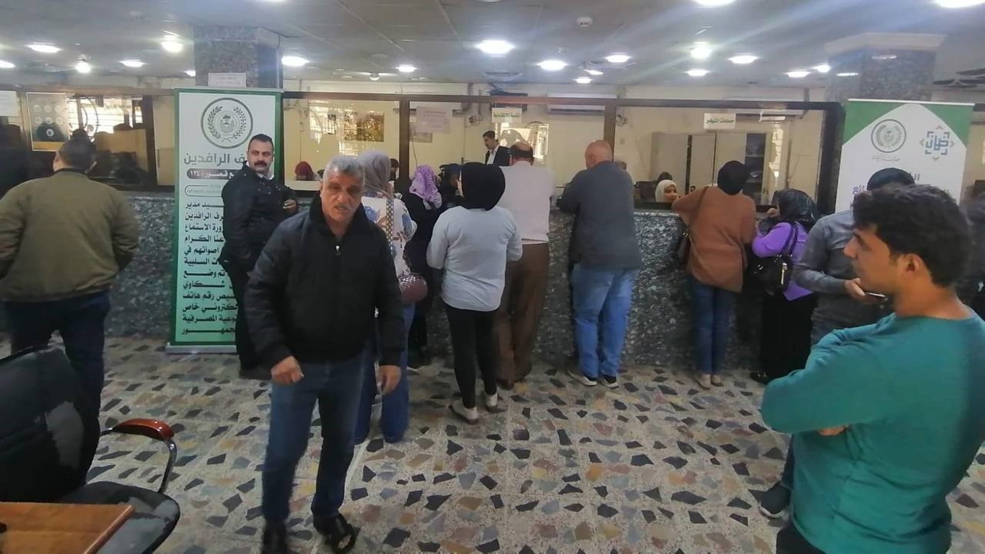 طوابير على شبابيك البطاقات الإلكترونية في فروع مصرف الرافدين (صور)
