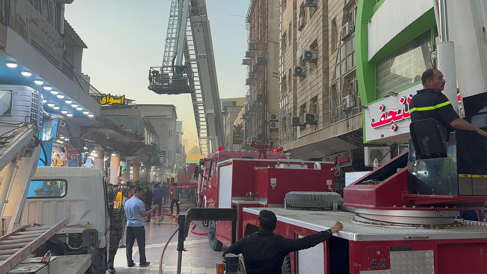 صور من النجف: حريق في شارع الرسول المؤدي لمرقد الإمام علي